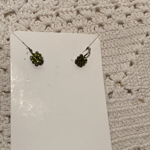 Peridot and gold stud earrings - Picture 3 of 3